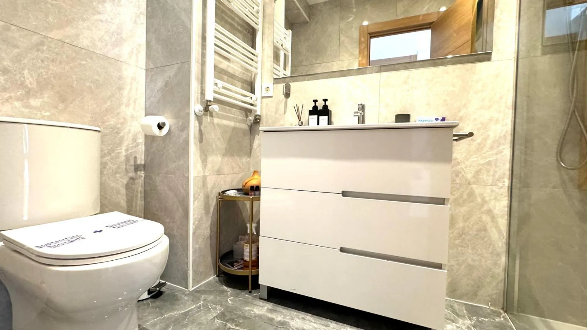 Paradise Luxurious Apartment, Free Parking, 3 Double Rooms, 4 Beds, Terrace, Jacuzzi, New San Sebastián