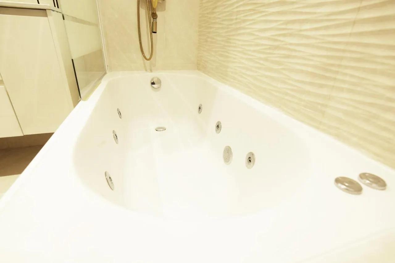 Paradise Luxurious Flat, Free Parking, 3 Double Rooms, Terrace, Jacuzzi, Fully Renovated San Sebastián