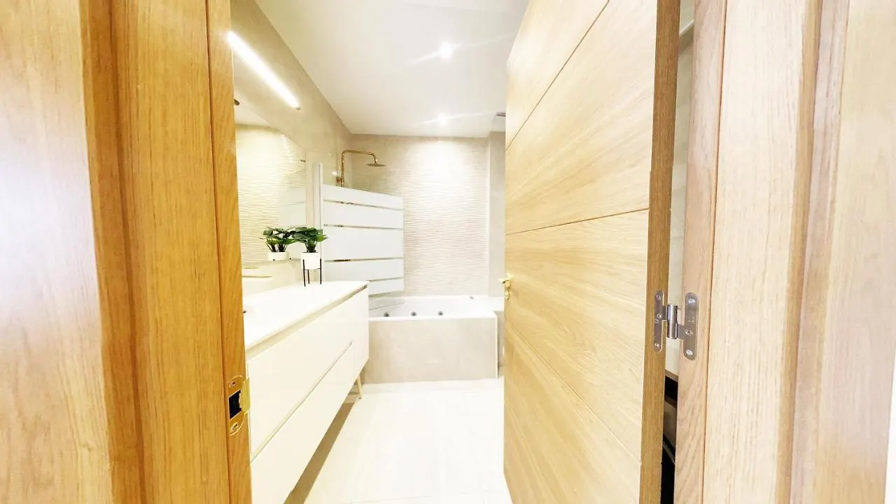 Paradise Luxurious Flat, Free Parking, 3 Double Rooms, Terrace, Jacuzzi, Fully Renovated San Sebastián 0*,  España
