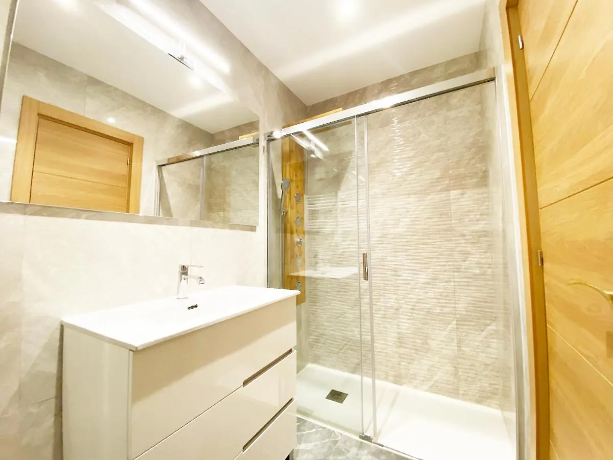 Paradise Luxurious Apartment, Free Parking, 3 Double Rooms, 4 Beds, Terrace, Jacuzzi, New San Sebastian Appartement
