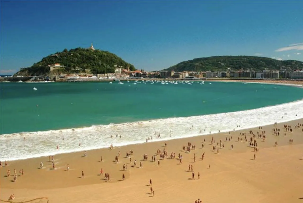 Paradise Luxurious Flat, Free Parking, 3 Double Rooms, Terrace, Jacuzzi, Fully Renovated San Sebastián