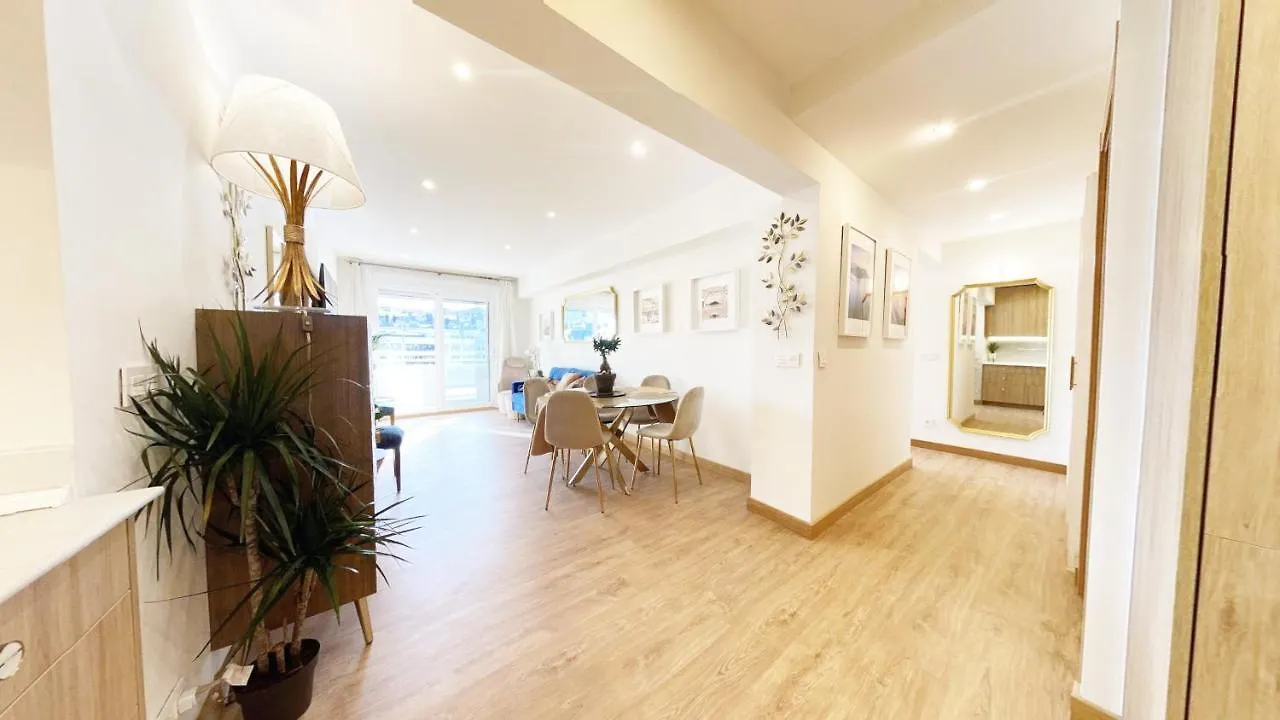 Paradise Luxurious Apartment, Free Parking, 3 Double Rooms, 4 Beds, Terrace, Jacuzzi, New San Sebastian Appartement