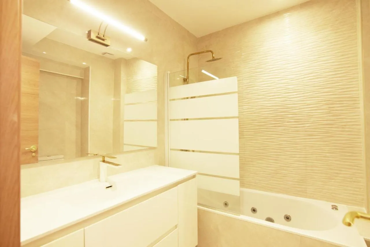 Paradise Luxurious Flat, Free Parking, 3 Double Rooms, Terrace, Jacuzzi, Fully Renovated San Sebastián 0*,